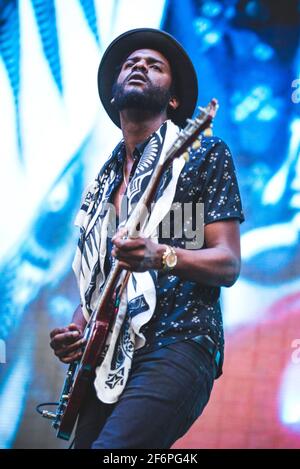 ITALIA, LUCCA 2015: Il cantante, cantautore e musicista americano Gary Clark Jr si esibisce dal vivo sul palco, in apertura per Lenny Kravitz, al Lucca Summer Festival Foto Stock