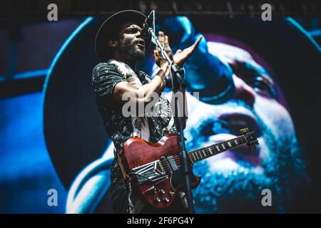 ITALIA, LUCCA 2015: Il cantante, cantautore e musicista americano Gary Clark Jr si esibisce dal vivo sul palco, in apertura per Lenny Kravitz, al Lucca Summer Festival Foto Stock