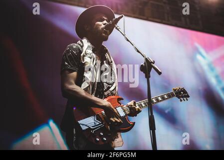 ITALIA, LUCCA 2015: Il cantante, cantautore e musicista americano Gary Clark Jr si esibisce dal vivo sul palco, in apertura per Lenny Kravitz, al Lucca Summer Festival Foto Stock