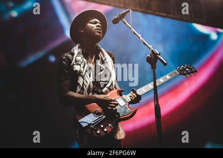 ITALIA, LUCCA 2015: Il cantante, cantautore e musicista americano Gary Clark Jr si esibisce dal vivo sul palco, in apertura per Lenny Kravitz, al Lucca Summer Festival Foto Stock