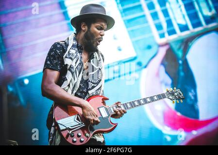 ITALIA, LUCCA 2015: Il cantante, cantautore e musicista americano Gary Clark Jr si esibisce dal vivo sul palco, in apertura per Lenny Kravitz, al Lucca Summer Festival Foto Stock