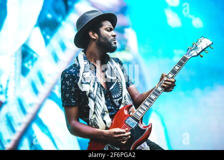 ITALIA, LUCCA 2015: Il cantante, cantautore e musicista americano Gary Clark Jr si esibisce dal vivo sul palco, in apertura per Lenny Kravitz, al Lucca Summer Festival Foto Stock