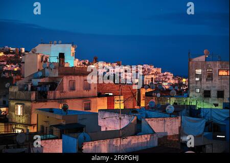 Vista su Tangeri skyline notturno, Marocco Foto Stock