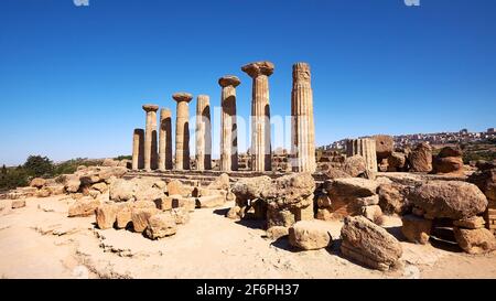 Famose otto colonne del Tempio di Eracle o Ercole, conosciuto in italiano come Tempio di Eracle. Valle dei Templi, Agrigento, Sicilia, Italia. Foto Stock