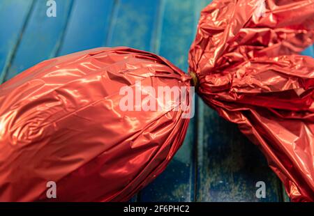 Uovo di cioccolato confezionato in regalo il giorno di Pasqua. Festa cristiana. Caramelle e malizia. Uovo di Pasqua. Regalo per bambini e adulti. Regali di coniglietto nel Chris Foto Stock