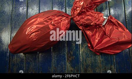 Uovo di cioccolato confezionato in regalo il giorno di Pasqua. Festa cristiana. Caramelle e malizia. Uovo di Pasqua. Regalo per bambini e adulti. Regali di coniglietto nel Chris Foto Stock