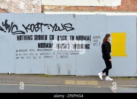 Leicester, Leicestershire, Regno Unito 2 aprile 2021. Notizie del Regno Unito. Una donna passa l'arte di strada a Leicester circa la vita che ritorna alla normalità dopo il Pandemic di Coronavirus. Alex Hannam/Alamy Live News Foto Stock