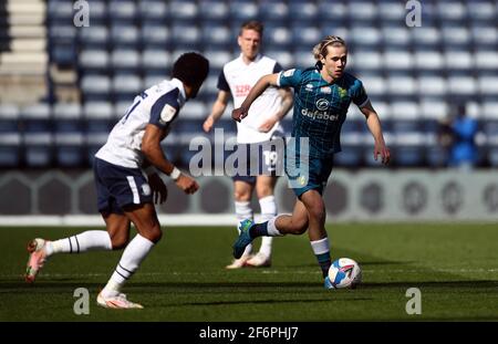 Todd Cantwell di Norwich City in azione durante la partita del campionato Sky Bet al Deepdale Stadium di Preston. Data immagine: Venerdì 2 aprile 2021. Vedi la storia di PA: CALCIO Preston. Il credito fotografico dovrebbe essere: Tim Goode/PA Wire. RESTRIZIONI: SOLO USO EDITORIALE non utilizzare con audio, video, dati, elenchi di apparecchi, logo di club/campionato o servizi "live" non autorizzati. L'uso in-match online è limitato a 120 immagini, senza emulazione video. Nessun utilizzo nelle scommesse, nei giochi o nelle pubblicazioni di singoli club/campionati/giocatori. Foto Stock