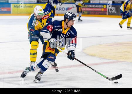 Jerome Bachofner n. 10 (EV Zug) durante la partita di hockey su ghiaccio della National League Regular Season tra EV Zug e HC Davos il 30 marzo 2021 nella Bossard Arena di Zug. (Uscita Svizzera/Croazia) Credit: SPP Sport Press Photo. /Alamy Live News Foto Stock