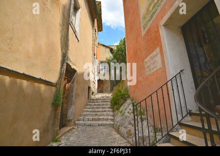 Vista panoramica del Musée-Bibliothèque François Pétrarque in stile Provençal, nel villaggio storico di Fontaine de Vaucluse, Provenza, Francia. Foto Stock