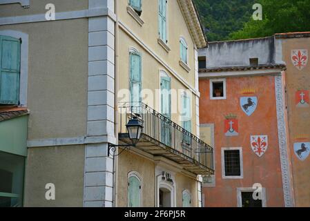 Vista panoramica del Musée-Bibliothèque François Pétrarque in stile Provençal, nel villaggio storico di Fontaine de Vaucluse, Provenza, Francia. Foto Stock