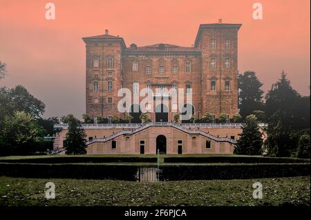 Italia Piemonte Agliè il castello nella nebbia Foto Stock