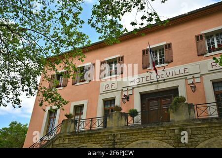 Vista sulla facciata dello storico Provençal Côte de Ville a Fontaine-de-Vaucluse, un pittoresco villaggio di Provenza-Alpi-Costa Azzurra, Francia. Foto Stock