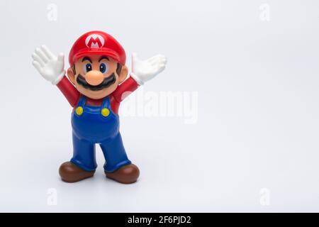 Mosca, Russia - 06 aprile 2021: Personaggio di plastica di Mario da Nintendo video game isolato su sfondo bianco. Foto Stock