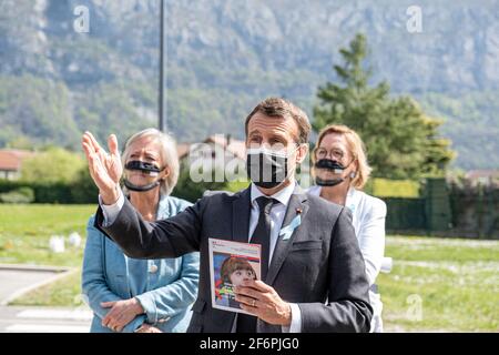 Saint-Egreve, Francia. 2 Aprile 2021. Il presidente francese Emmanuel Macron visita l'unità per i disturbi dello spettro dell'autismo (ASD) all'ospedale Alpes-Isere di Saint-Egreve in occasione della Giornata mondiale della consapevolezza dell'autismo il 2 aprile 2021. Foto di KONRAD K./Pool/ABACAPRESS.COM Credit: Abaca Press/Alamy Live News Foto Stock