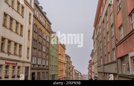 Fila di vecchi edifici di appartamenti - fine del XIX e inizio del XX secolo - in via Krasova, nel quartiere di Zizkov, Praga, Repubblica Ceca Foto Stock