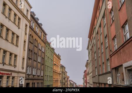 Fila di vecchi edifici di appartamenti - fine del XIX e inizio del XX secolo - in via Krasova, nel quartiere di Zizkov, Praga, Repubblica Ceca Foto Stock