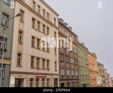 Fila di vecchi edifici di appartamenti - fine del XIX e inizio del XX secolo - in via Krasova, nel quartiere di Zizkov, Praga, Repubblica Ceca Foto Stock