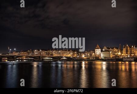 Una foto notturna di Praga dall'Isola Slavonica - Slovansky ostrov - sopra Vltava e verso Smichov e Ponte Jirásek - Jiraskuv Most Foto Stock