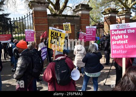 Manor House, Londra, Regno Unito. 2 Aprile 2021. Una dimostrazione 'Kill the Bill' fuori Finsbury Park vicino alla stazione di Manor House. Credit: Matthew Chpicle/Alamy Live News Foto Stock