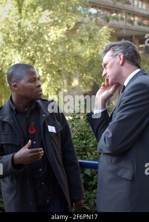 JOSSY SITOE UN EX BAMBINO DI STRADA DAL MOZAMBICO E ORA UN ARTISTA CHE VIVE A SOUTHPORT, PARLA CON HILARY BENN MP, SEGRETARIO DI STATO, DFID, IN UN SEMINARIO SULLA QUESTIONE DEI BAMBINI DI AFRICAS' STREET, ORGANIZZATO DALLA CARITÀ, STREETCHILD AFRICA, AL BARBICAN A LONDRA. 31/10/06 TOM PILSTON Foto Stock