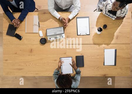 Gruppo africano Intervista e reclutamento sul lavoro Foto Stock