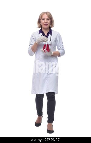 Scienziato Azienda fino in beaker di chimico Foto Stock