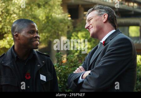 JOSSY SITOE UN EX BAMBINO DI STRADA DAL MOZAMBICO E ORA UN ARTISTA CHE VIVE A SOUTHPORT, PARLA CON HILARY BENN MP, SEGRETARIO DI STATO, DFID, IN UN SEMINARIO SUL TEMA DEI BAMBINI DI AFRICAS' STREET, ORGANIZZATO DALLA CARITÀ, STREETCHILD AFRICA , AL BARBICAN DI LONDRA. 31/10/06 TOM PILSTON Foto Stock