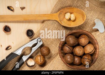 Noce di macadamia, vista dall'alto. Flatley. Stile rustico, spazio per il testo. Un prodotto esotico. Foto Stock