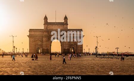 Mumbai, India - 7 marzo 2021 : la porta d'India è un arco-monumento costruito all'inizio del ventesimo secolo nella città di Mumbai, la più visitata Foto Stock