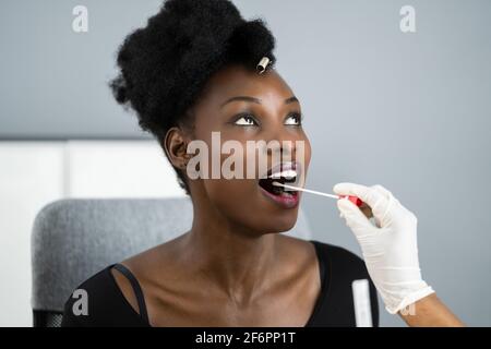 Test del virus PCR Covid-19 per Coronavirus con tampone Foto Stock