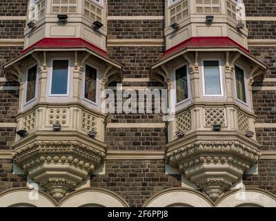 Mumbai, India - 7 marzo 2021 : le finestre del patrimonio dell'hotel cinque stelle Taj della categoria grande nella regione di Colaba di Mumbai, Maharashtra, India, vicino alla GA Foto Stock