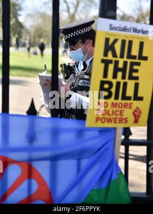 Manor House, Londra, Regno Unito. 2 Aprile 2021. Una dimostrazione 'Kill the Bill' fuori Finsbury Park vicino alla stazione di Manor House. Credit: Matthew Chpicle/Alamy Live News Foto Stock