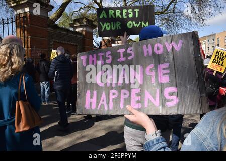 Manor House, Londra, Regno Unito. 2 Aprile 2021. Una dimostrazione 'Kill the Bill' fuori Finsbury Park vicino alla stazione di Manor House. Credit: Matthew Chpicle/Alamy Live News Foto Stock