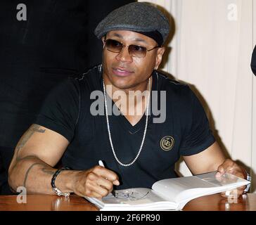 LL Cool J firma copie del suo nuovo libro 'LL Cool J's Platinum Workout' a Barnes & Noble a New York il 3 gennaio 2007. (Foto di Laura Cavanaugh/Sipa USA) Foto Stock