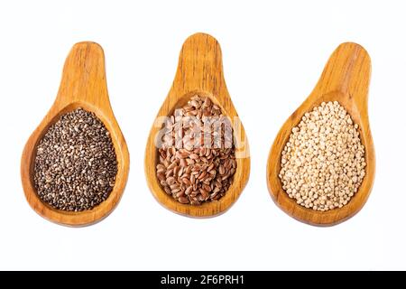 chia biologica, quinoa e semi di lino in cucchiai di legno Foto Stock