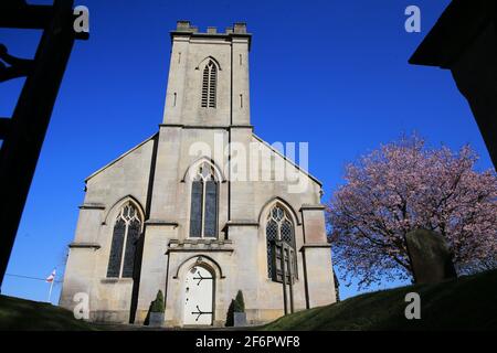 Painswick, Regno Unito, 2 aprile 2021. Regno Unito Meteo. Soleggiato con una fresca brezza nel pomeriggio il Venerdì Santo presso la Chiesa di San Giovanni Battista, Pitchcombe. A causa delle restrizioni di Covid-19 l'occasione non è stata segnata dalla congregazione. Stroud, Gloucestershire. Foto Stock