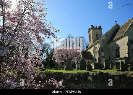 Painswick, Regno Unito, 2 aprile 2021. Regno Unito Meteo. Soleggiato con una fresca brezza nel pomeriggio il Venerdì Santo presso la Chiesa di San Giovanni Battista, Pitchcombe. A causa delle restrizioni di Covid-19 l'occasione non è stata segnata dalla congregazione. Stroud, Gloucestershire. Foto Stock