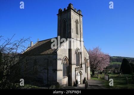 Painswick, Regno Unito, 2 aprile 2021. Regno Unito Meteo. Soleggiato con una fresca brezza nel pomeriggio il Venerdì Santo presso la Chiesa di San Giovanni Battista, Pitchcombe. A causa delle restrizioni di Covid-19 l'occasione non è stata segnata dalla congregazione. Stroud, Gloucestershire. Foto Stock