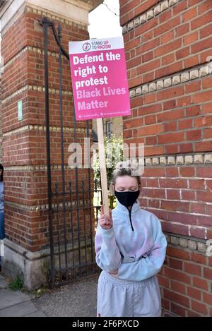 Manor House, Londra, Regno Unito. 2 Aprile 2021. Una dimostrazione 'Kill the Bill' fuori Finsbury Park vicino alla stazione di Manor House. Credit: Matthew Chpicle/Alamy Live News Foto Stock