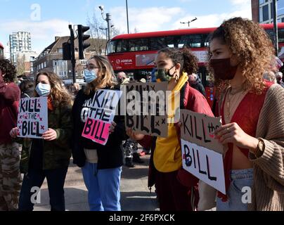 Manor House, Londra, Regno Unito. 2 Aprile 2021. Una dimostrazione 'Kill the Bill' fuori Finsbury Park vicino alla stazione di Manor House. Credit: Matthew Chpicle/Alamy Live News Foto Stock