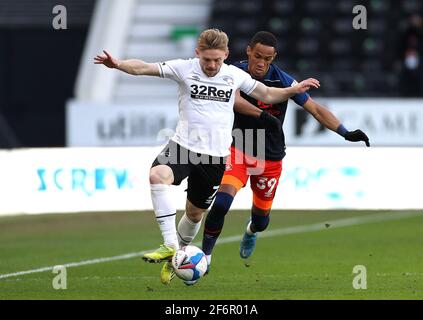 Kamil Jozwiak della contea di Derby (a sinistra) e Tom Ince della città di Luton combattono per la battaglia di palla per la palla durante la partita del campionato Sky Bet al Pride Park, Derby. Data immagine: Venerdì 2 aprile 2021. Vedi la storia della PA: SOCCER Derby. Il credito fotografico dovrebbe essere: Bradley Collyer/PA Wire. RESTRIZIONI: SOLO USO EDITORIALE non utilizzare con audio, video, dati, elenchi di apparecchi, logo di club/campionato o servizi "live" non autorizzati. L'uso in-match online è limitato a 120 immagini, senza emulazione video. Nessun utilizzo nelle scommesse, nei giochi o nelle pubblicazioni di singoli club/campionati/giocatori. Foto Stock