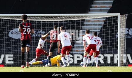 Dominic Solanke di AFC Bournemouth segna il terzo obiettivo della partita durante la partita del campionato Sky Bet al Vitality Stadium di Bournemouth. Data immagine: Venerdì 2 aprile 2021. Vedere PA storia: CALCIO Bournemouth. Il credito fotografico dovrebbe essere: Andrew Matthews/PA Wire. RESTRIZIONI: SOLO USO EDITORIALE non utilizzare con audio, video, dati, elenchi di apparecchi, logo di club/campionato o servizi "live" non autorizzati. L'uso in-match online è limitato a 120 immagini, senza emulazione video. Nessun utilizzo nelle scommesse, nei giochi o nelle pubblicazioni di singoli club/campionati/giocatori. Foto Stock