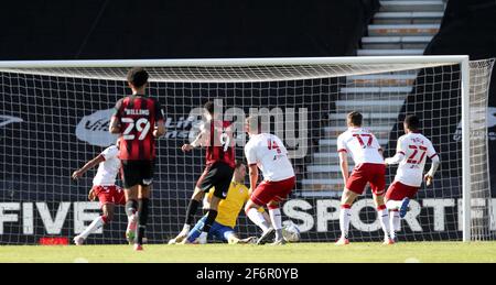 Dominic Solanke di AFC Bournemouth segna il terzo obiettivo della partita durante la partita del campionato Sky Bet al Vitality Stadium di Bournemouth. Data immagine: Venerdì 2 aprile 2021. Vedere PA storia: CALCIO Bournemouth. Il credito fotografico dovrebbe essere: Andrew Matthews/PA Wire. RESTRIZIONI: SOLO USO EDITORIALE non utilizzare con audio, video, dati, elenchi di apparecchi, logo di club/campionato o servizi "live" non autorizzati. L'uso in-match online è limitato a 120 immagini, senza emulazione video. Nessun utilizzo nelle scommesse, nei giochi o nelle pubblicazioni di singoli club/campionati/giocatori. Foto Stock