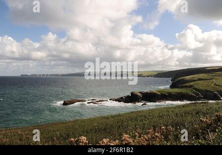 Cornovaglia è una contea sulla punta sud-occidentale dell’Inghilterra. Forma una penisola che racchiude la brughiera selvaggia e centinaia di spiagge sabbiose, culminanti Foto Stock