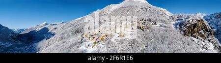 Primolo, Valmalenco (IT), veduta aerea invernale con neve fresca Foto Stock