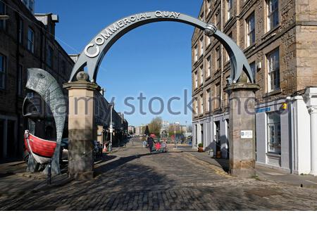 Cartello commerciale di Quay e sculture di pesci e barche, Leith, Edimburgo, Scozia Foto Stock