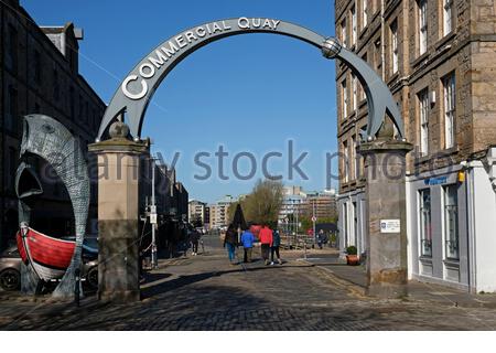 Cartello commerciale di Quay e sculture di pesci e barche, Leith, Edimburgo, Scozia Foto Stock