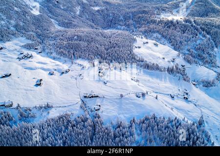 Valmalenco (IT), veduta aerea invernale, capanne a San Giuseppe Foto Stock