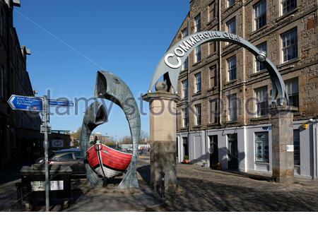 Cartello commerciale di Quay e sculture di pesci e barche, Leith, Edimburgo, Scozia Foto Stock